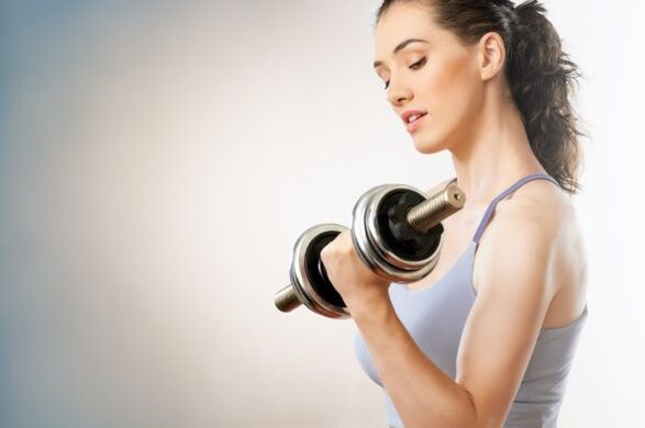 A súlyzókkal végzett fizikai gyakorlatok segítenek a 7 nap alatt 5 kg-os fogyásban